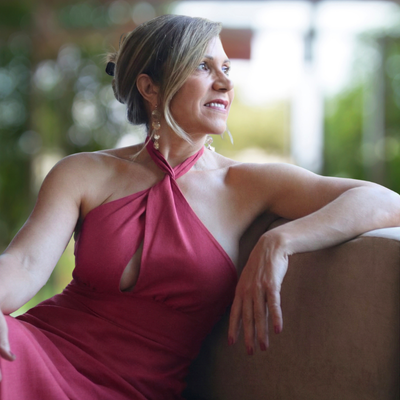 Neila Almeida - Mulher madura pensativa e serena